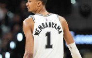 欧博体育-外星人！文班季后赛出手不到20次砍至少35+15+5帽，历史首人
